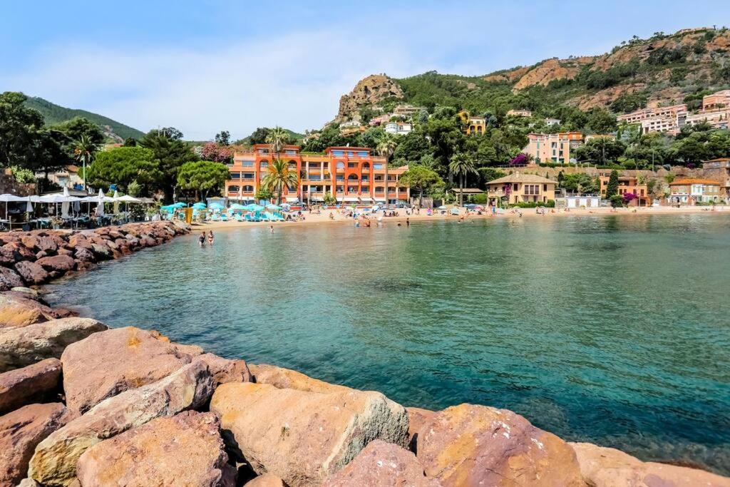 French Riviera 1 Bedroom On The Beach Facing Cannes Théoule-sur-Mer Екстериор снимка