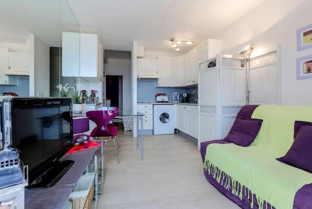 French Riviera 1 Bedroom On The Beach Facing Cannes Théoule-sur-Mer Екстериор снимка