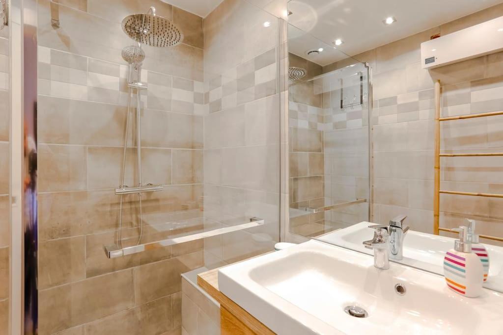 French Riviera 1 Bedroom On The Beach Facing Cannes Théoule-sur-Mer Екстериор снимка