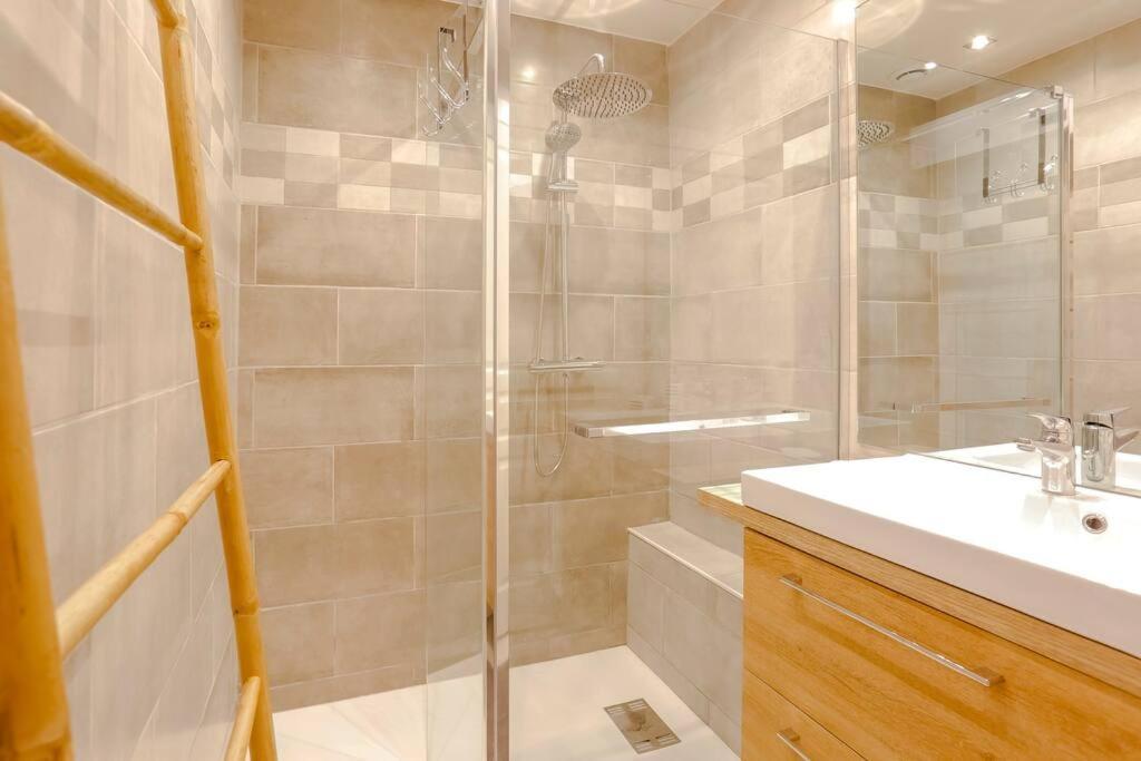 French Riviera 1 Bedroom On The Beach Facing Cannes Théoule-sur-Mer Екстериор снимка