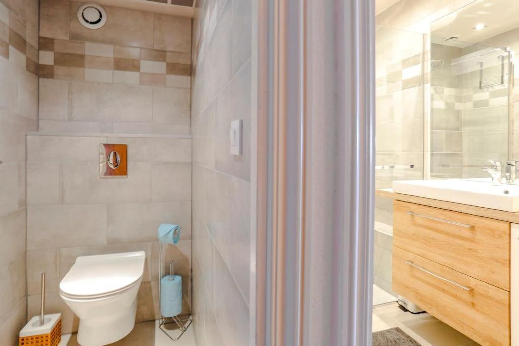 French Riviera 1 Bedroom On The Beach Facing Cannes Théoule-sur-Mer Екстериор снимка